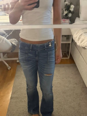 Lågmidjade jeans  - Säljer dessa lågmidjade jeans från gina14+. Färgen syns bäst på bild 3. Har sytt in dom lite i midjan (se bild 4) men sömmen syns bara när man kollar närmare. 