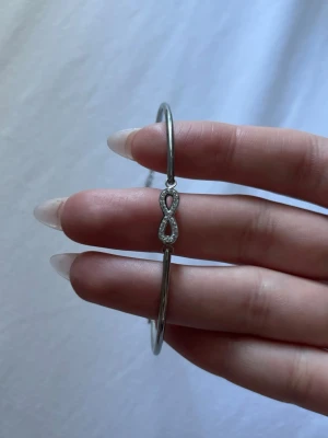 Infinity armband silver - Superfint silver armring med evighetstecknet, köpt från Ur&Penn för länge sedan men aldrig använd 💗