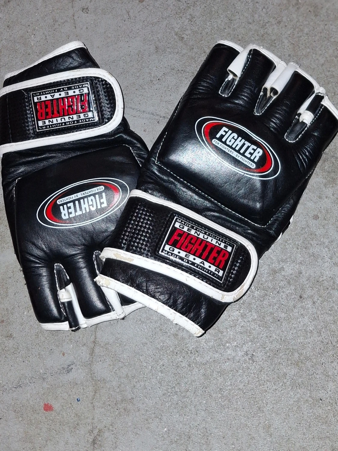 Svarta Fighter MMA-handskar i skinn