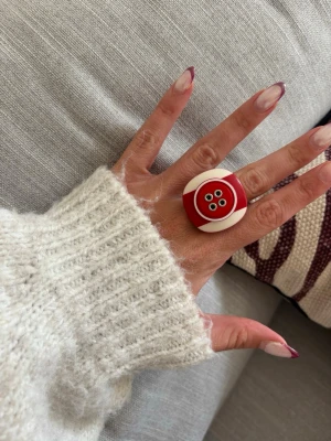 Ring knappar - Säljer denna handgjorda ring.  Knapparna är vintage men själva ringen/ringstommen är helt ny och oanvänd. Materialet är rostfritt stål och varken tappar färg eller färgar av sig på huden. Ringen tål vatten. Storleken är justerbar, man kan trycka ihop och dra isär ringen till önskad storlek. Perfekt för dig som vill bära något unikt!