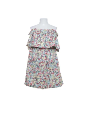 Blommig offshoulder kortklänning - Söt kortklänning med blommigt mönster i rosa, blått och grönt. Offshoulder-modell med volang upptill som ger en romantisk känsla. Perfekt för varma dagar och sommarens alla tillfällen.
