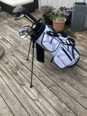 vit Cutter & Buck bag - Säljer nu en cutter and buck bag då jag vann den på en tävling och jag redan har en bra bag (nypris 4500kr) (mitt pris 3499