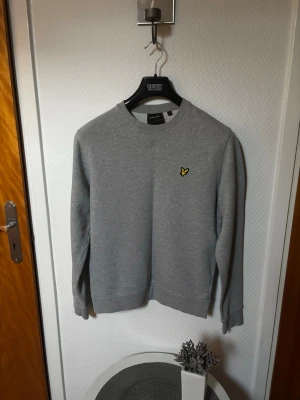 Lyle & Scott tröja  - En grå Lyle & Scott tröja i storlek S. Sparsamt använd och i fint skick därför. 