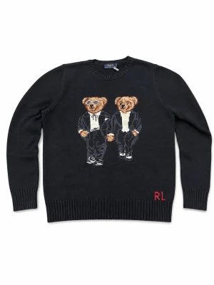 Svart stickad tröja med björnmotiv RL - Svart stickad tröja från Polo Ralph Lauren med två björnar i kostym broderade på bröstet och röda RL-initialer nedtill. Säljer pga att den satt litet på mig jag är 190+ pris kan diskuteras