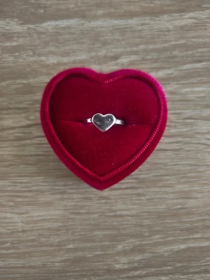 Söt silverfärgad ring med hjärta - ring i storlek 15,7mm, silverfärgad. 