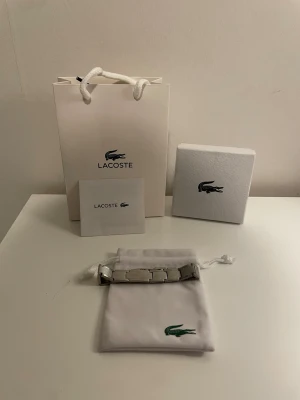 Armband - Säljer ett stilrent silvrigt armband med deras ikoniska mönster. Kommer i originalförpackning. Helt ny, aldrig använd. OBS! Priset kan diskuteras och skriv för flera bilder.
