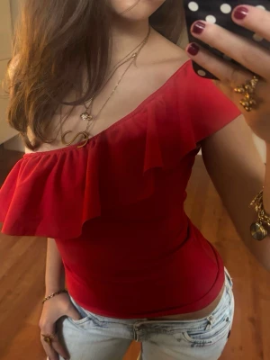 One shoulder röd volang topp - Så fin one shoulser röd volangtopp. Jag är 168 och det är mina bilder, köp via köp nu direkt eller Swish, kvar tills markerad som såld 💖 