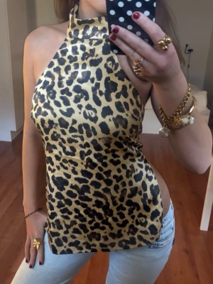 Zara leopard satin topp - Så fin satintopp med leopard mönster med knytning i ryggen från zara. Jag är 168 och det är mina bilder, köp via köp nu direkt eller Swish, kvar tills markerad som såld 💖 