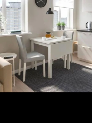 Vitt fällbart köksbord IKEA - Säljer ett vitt fällbart köksbord från IKEA i enkel och stilren design. Bordet är rektangulärt och har en smart klaff som gör det lätt att anpassa storleken efter behov. Perfekt för mindre kök eller som extra matplats.