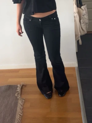 Svarta bootcut jeans med låg midja - Säljer ett par svarta bootcut jeans med låg midja. Från lager 157. Skriv för frågor osv 