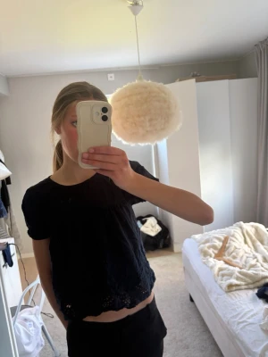 Marinblå blus från Reserved - Säljer en marinblå blus från Reserved med korta ärmar och broderade detaljer längst ner.