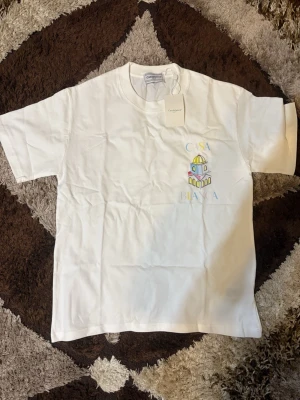 Casablanca t-shirt - En skön casablanca T shirt som sitter lite baggy på mig så behöver skickas tyvärr! | Skick; 10/10 | strl; XL | Pris kan diskuteras vid snabb och smidig affär!/Mvh Nitro👨🏽‍🎨