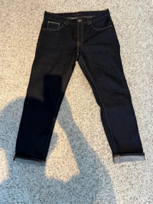  Nudie Jeans selvage -  Nudie selvage Jeans- passform: Gritty Jackson - storlek: W34 L32 - Skick: Mycket bra nästan nyskick- Otvättade selvage byxor! Kommer få as feta fades efter mycket användning! 