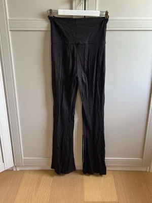 Svarta utsvängda leggings - Säljer ett par svarta leggings med utsvängda ben. De är tillverkade i ett stretchigt och mjukt material som sitter skönt på kroppen. Perfekta för dig som gillar en enkel men trendig look. Storlek 158/164 (inte 30) ❤️