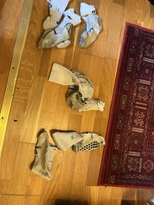 Skillsocks vita - Hej säljer alla dessa skillsocks, de är använda men funkar bra fortfarande bra grepp osv, pris kan diskuteras 