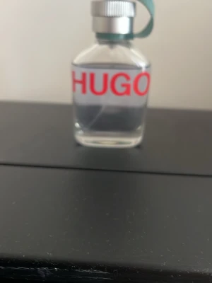 Hugo Man 75 ml - Parfym av Hugo Boss, ca 65 ml kvar, luktar gott och fräscht.