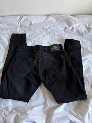 Replay jeans  - Svarta Replay anbass jeans i ett utmärkt skick. Köpta från zalando och nypris 1500. Strl 29/30.