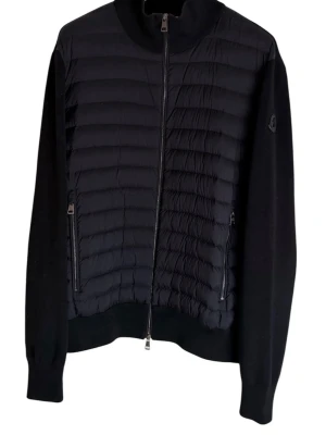 Moncler black label cardigan  - Säljer min Moncler cardigan, skickas med påsen från Moncler och galgen från Moncler.