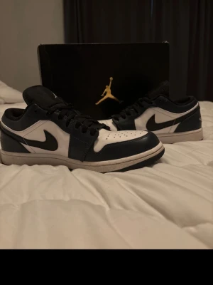 Air Jordan 1 Low svart/vit - Air Jordan 1 Low Dark Teal / Armory Navy (553558-411) säljes i storlek 44. Använt skick med normalt slitage, nyligen rengjorda och fortfarande mycket snygga på foten. Originalbox medföljer. Pris 1199 kr eller bud