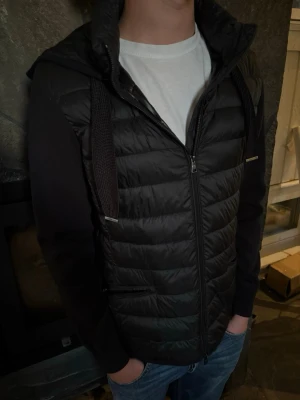Massimo dutti  - Säljer en snygg Massimo Dutti cardigan i svart färg. Snygg cardigan i bra skick. Storlek: L, modellen är lite liten i storlek. Hör av dig vid funderingar 
