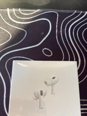 Apple AirPods Pro 2nd Gen MagSafe - Säljer ett par Apple AirPods Pro 2nd Generation med MagSafe-laddningsetui. Trådlösa in-ear-hörlurar i vit färg med stilren design och silikonproppar för bästa passform. Perfekta för musik, samtal och träning.