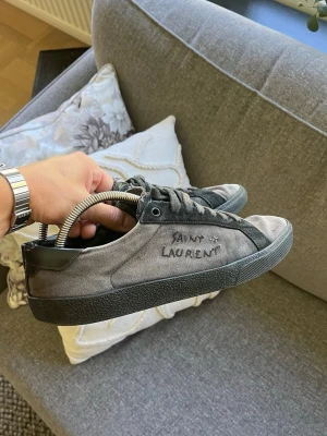 Saint Laurent Sneakers - Säljer ett par schyssta skor från YSL. Size 42, använt skick. Hör av er vid funderingar!