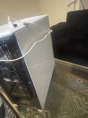 Vit stationär datorlåda med glas - Snygg stationär datorlåda i vitt med sidopanel i glas och svart front. Chassit har flera fläktplatser och modern design, perfekt för gaming eller hemmabygge. Materialet är mestadels metall och glas, vilket ger en stilren look till din setup.