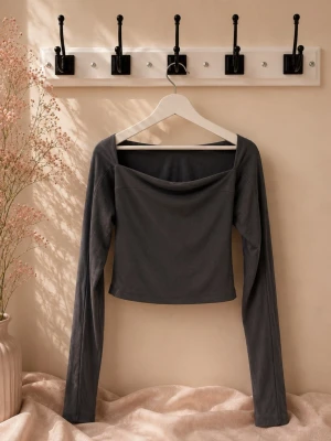 Gina topp - 🩶Mörkgrå off shoulder-topp🩶 Sitter snyggt på och passar både till jeans, kjol eller finare byxor. Mjukt och stretchigt material som är bekvämt att bära. Använd få gånger och i fint skick 🤍💅 Ett sånt basic-plagg som ändå gör hela outfiten 😍  Bundle finns🤍  - Soft and pieces