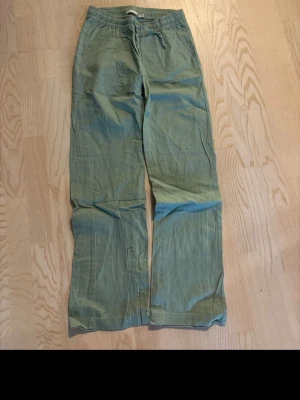 Ljusgröna linnebyxor med resårmidja - Snygga ljusgröna linnebyxor med avslappnad passform och resår i midjan. Byxorna har raka ben och sidofickor, perfekta för en chill och bekväm stil. Materialet är tunt och luftigt linne som passar bra till varmare dagar.