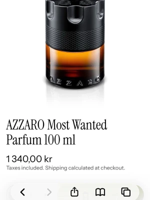 Azzaro Most Wanted Parfum 100ml - Azzaro Most Wanted Parfum 100 ml har en cool, maskulin flaska i svart och bärnstensfärgat glas med metallisk känsla. Flaskan har en unik, robust design med textur och tydlig logga. Perfekt för dig som gillar stilrena och moderna dofter.