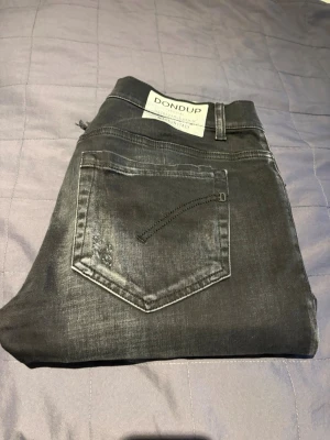 Dondup George|33 - Dondup George jeans| Storlek:33 Dondup jeasn har andra storlekar kika mått eller skriv för bild|  (av klippt ner till) | Måtten:Längd 102 midja 42| passar ungefär 175-190cm| skick: 10/10|Modellen är destroyd från butik| nypris ca 4000kr| Sell.ArchiveSS