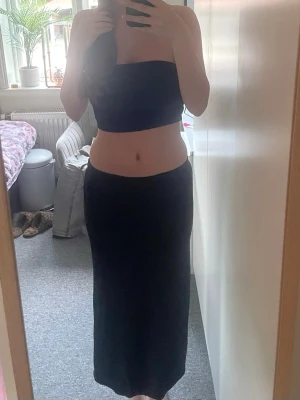 Svart kjol från H&M - Lång fin kjol från H&M. Passar perfekt med tubtopp eller stickad tröja för en trendig look.
