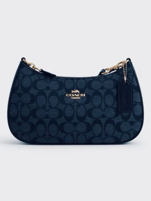 Coach väska - Snygg mörkblå axelväska från Coach med ikoniskt monogrammönster och guldfärgade detaljer. Väskan har en böjd form, dragkedja upptill och en avtagbar Coach-tag. Tillverkad i canvas med läderdetaljer och justerbar axelrem.  Kan gå ner vid snabbaffär 
