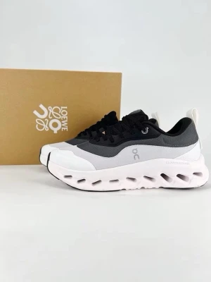 Loewe x On Cloudtilt sneakers - Snygga Loewe x On Cloudtilt sneakers i svart, grått och vitt. Ovandelen är i mesh och syntet med coola detaljer och logga på sidan. Sulan är chunky och har unika utskärningar för en futuristisk vibe. Perfekta för dig som vill sticka ut med stilrena och moderna sneakers.