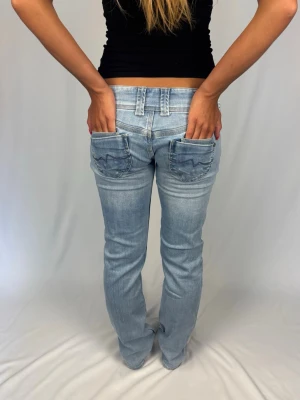 Lågmidjade Jeans - Pepe x wiser wash lågmidjade Jeans | Size: 30/32 | Bra skick, inga defekter | Modellen på bilderna är 168cm lång och väger 60kg | Mått: Ytterbenslängd: 99cm. Midjebredd: 41,5cm. Lårbredd: 27cm. Fotöppning: 18cm. Kontakta mig vid fler frågor eller funderingar!