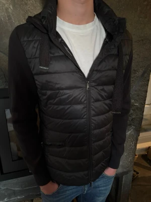 Massimo Dutti cardigan - Säljer en snygg svart Massimo Dutti cardigan med snören. Bra skick och riktigt snygg cardigan. Storlek: M, lite liten i modellen. Pris är diskuterbart. Hör av dig om du har någon fundering