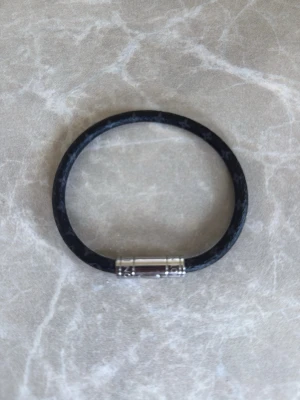 Lv armabnd - Lv armband från lv butiken.  Med box och allt.