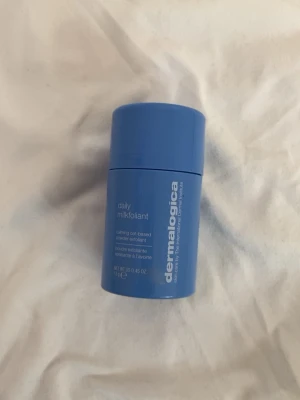 Dermalogica Daily Milkfoliant exfoliant - Säljer en blå burk Dermalogica Daily Milkfoliant, ett milt havrebaserat pulverexfolierande för ansiktet. Produkten kommer i en smidig plastförpackning och är perfekt för dig som vill ha en skonsam exfoliering i din hudvårdsrutin. Fick i min julkalender men har aldrig använt. 
