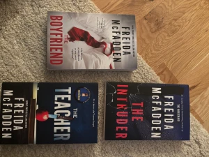 Tre spännande böcker av McFadden - Säljer tre nervkittlande pocketböcker av Frieda McFadden: 'The Boyfriend', 'The Teacher' och 'The Intruder'. Omslagen har starka färger och grafiska motiv, perfekta för dig som gillar psykologiska thrillers och spänning.