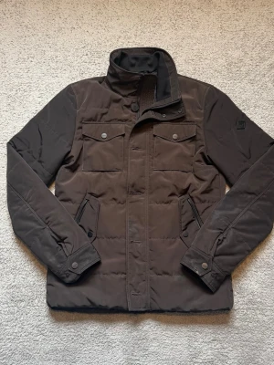 J.Lindeberg jacka - Säljer nu en J.Lindeberg jacka i en snygg brun färg. Storlek S. Perfekt nu inför våren!! Mycket bra skick!