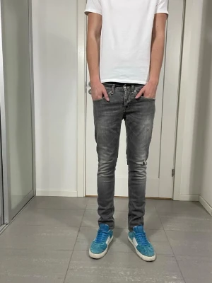 2 St dondups  - Säljer nu dessa gråa Dondup George Jeans i storlek 30 med snygga slitningar i populär design, skriv för fler bilder/frågor🙌🏼 Säljer nu dessa Dondup Jeans i storlek 33 men som passar 30 med snygga slitningar och färgstänk i populär design, skriv för fler bilder/frågor🙌🏼
