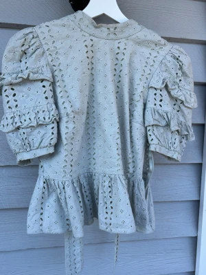 Mint blus - Super fin, knappt använd, blus från Rivrr Island. Passar xs- m