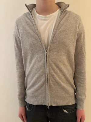 Soft Goat Cardigan - Tröja från Soft Goat. Tröjan är tillverkad i 100% premium kashmir. Nypris ca 3000kr. Storlek S, kvitto finns.