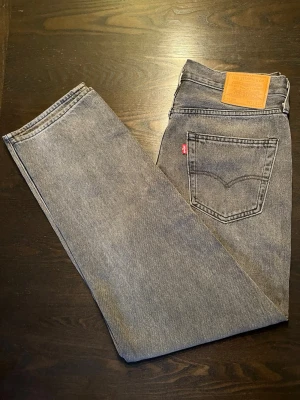 Helt nya gråa Levis jeans   - Storlek W32 L32. Kom men bud och frågor! Kolla min profil för fler Levis jeans! 