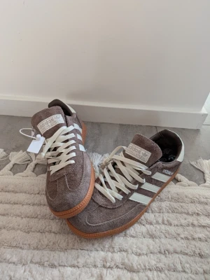 Adidas Spezial, storlek 43 1/3 - Helt nya Adidas Spezial i den trendiga bruna färgen. Perfekt inför våren och sommaren. 