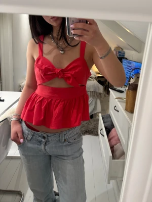 Rosa zara topp  - Såå unik topp från zara, den är mer skrikrosa i verkligheten, men gick inte att få med på bild!😦😅💕Ny med lapp