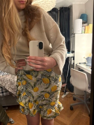 Kjol - perfekt till stranden och annat! -  Det är en "bandou" kjol om man kan kalla det så. Man knyter den själv och den funkar därmed väldigt generöst för många olika storlekar. Den är lite skrynklig på bilderna!! Perfekt runt bikinin när man ska äta efter att ha varit på stranden! Jag köpte när jag var storlek Xs/xxs och den passa fint oavsett om den är i M!! Funkar även nu när jag är storlek S Köpt inne på någon butik på Hede, kommer ej ihåg vilken 