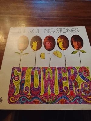 Lp-skivor har kanske 50/60 st -  Rolling Stones - Flowers  Electric Light Orchestra - Time  Prince - Purple Rain  Dead On Arrival (den med grisen)  Manu Dibango - Goro City / Reggae Makossa  David Bowie - Because You’re Young  