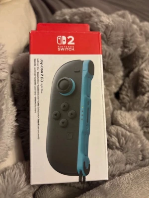 Nintendo Switch 2 Joy-Con vänster blå - Säljer en vänster Joy-Con till Nintendo Switch 2 i färgen blå. Handkontrollen har en stilren design med rundade kanter och klassiska knappar. Tillverkad i tålig plast och passar perfekt för gaming på språng eller hemma och jag har aldrig använt den säljer den för att jag köpte fel