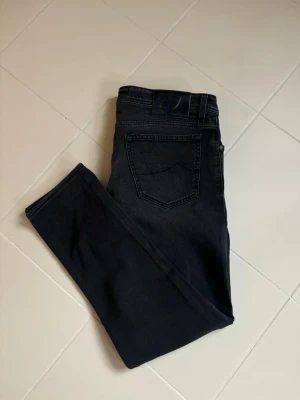 Jacob Cohen jeans w37 - Svarta snygga populär trendiga Jacob Cohen jeans w37. 49 cm breda och 103 cm total längd. Modellen är style 688 (den populäraste) och inga hål eller fläckar! Sjukt snygga på grym passform i använt men mycket bra skick så jättefina perfekta nu till våren!